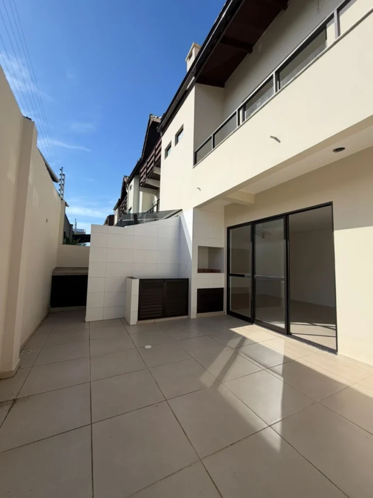 Sobrado Geminado Frente mar em Condomínio fechado com 1 suíte + 2 dormitórios em Itajuba – Barra Velha – SC – Residencial Graziela
