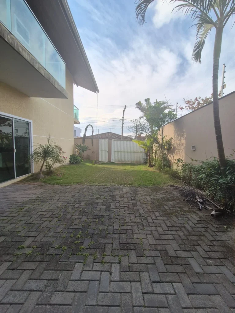 Sobrado mobiliado com amplo espaço social com 1 Suíte + 2 dormitórios a 850m do mar no Itacolomi em Balneário Piçarras – SC