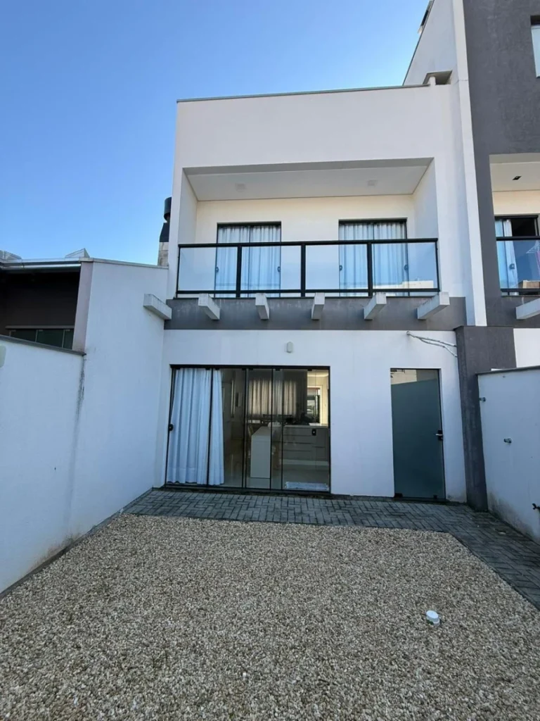 Sobrado Mobiliado com 1 suíte + 2 dormitórios á 150 metros do mar em Armação – Penha – SC – Residencial Maresias