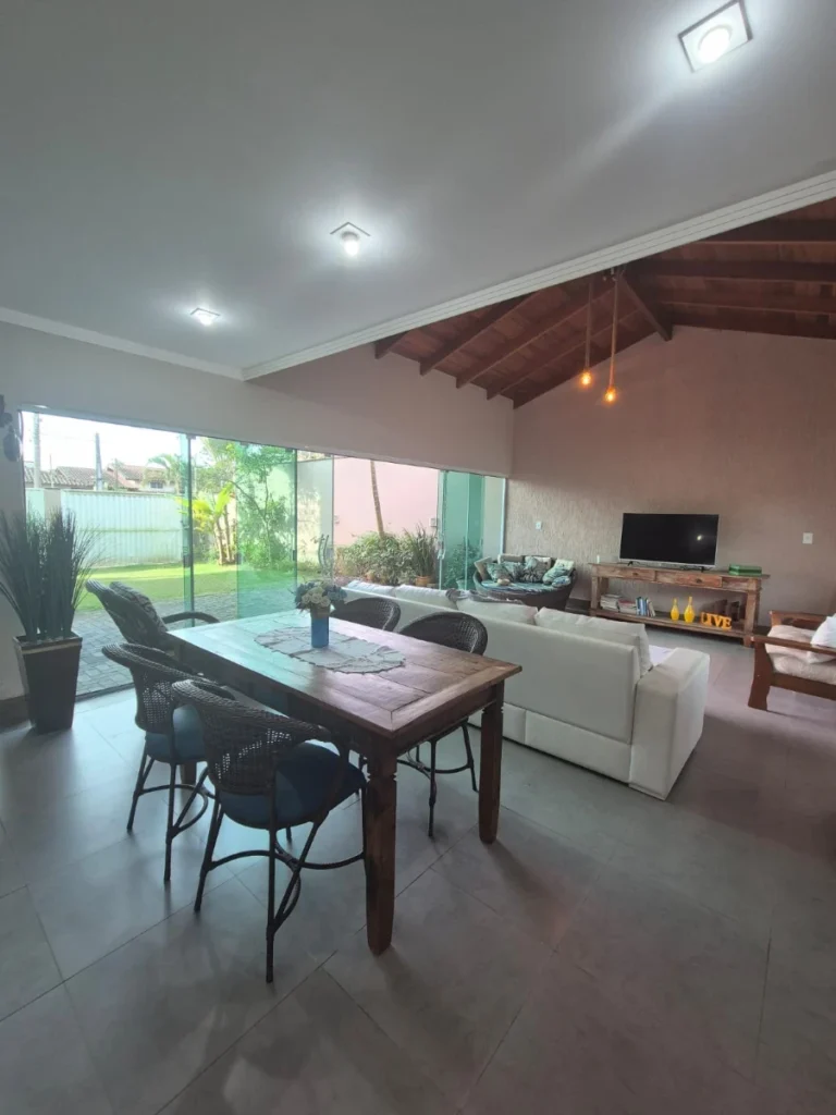 Sobrado mobiliado com amplo espaço social com 1 Suíte + 2 dormitórios a 850m do mar no Itacolomi em Balneário Piçarras – SC