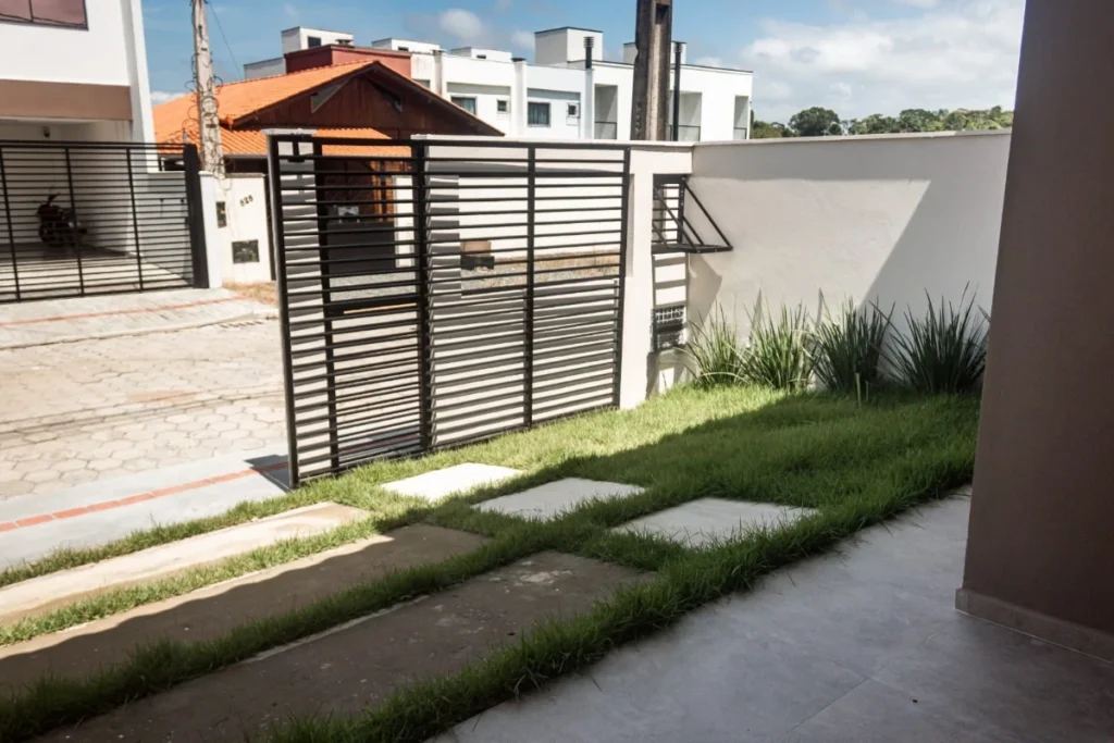 Casa Geminada á 700 metros do mar com 1 suíte + 1 dormitório – Itacolomi – Balneário Piçarras – SC