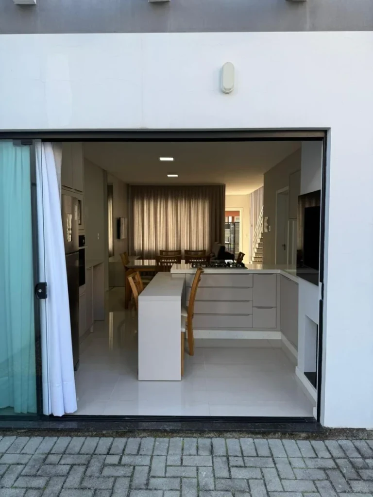 Sobrado Mobiliado com 1 suíte + 2 dormitórios á 150 metros do mar em Armação – Penha – SC – Residencial Maresias