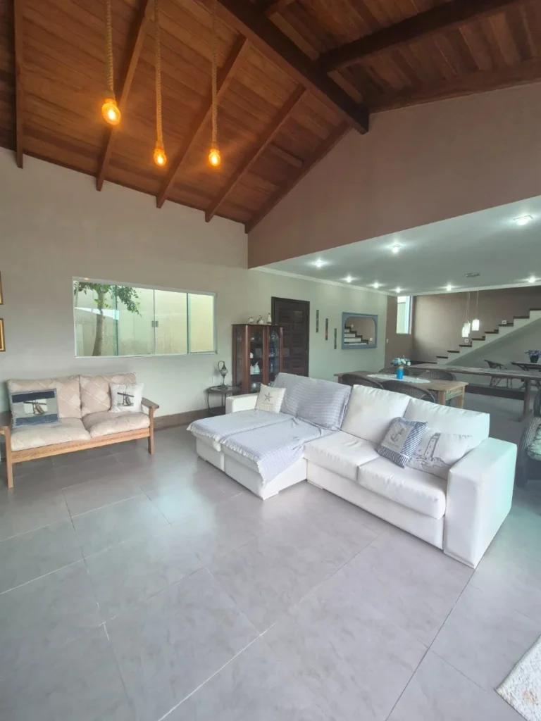 Sobrado mobiliado com amplo espaço social com 1 Suíte + 2 dormitórios a 850m do mar no Itacolomi em Balneário Piçarras – SC