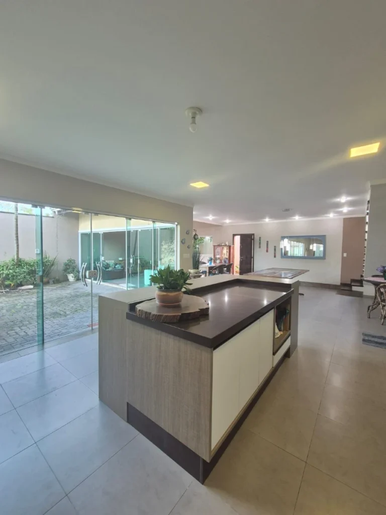 Sobrado mobiliado com amplo espaço social com 1 Suíte + 2 dormitórios a 850m do mar no Itacolomi em Balneário Piçarras – SC