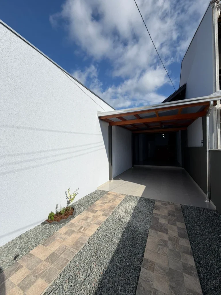 Casa com 1 suíte + 2 dormitórios á 650 metros do mar em Armação – Penha – SC