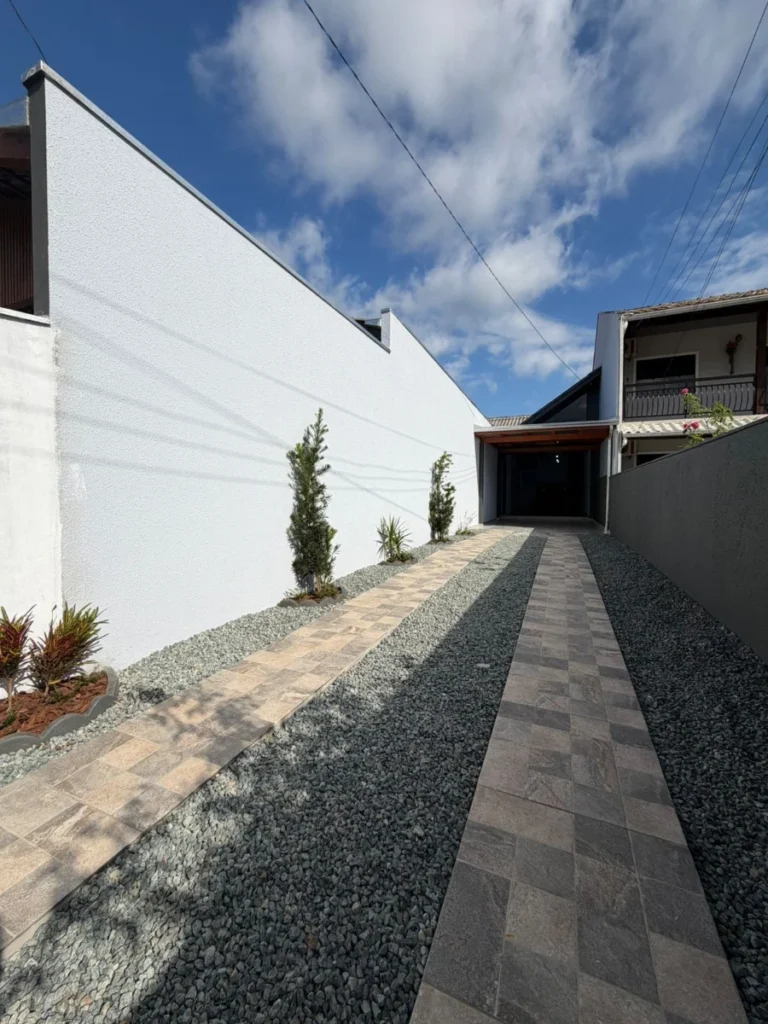 Casa com 1 suíte + 2 dormitórios á 650 metros do mar em Armação – Penha – SC