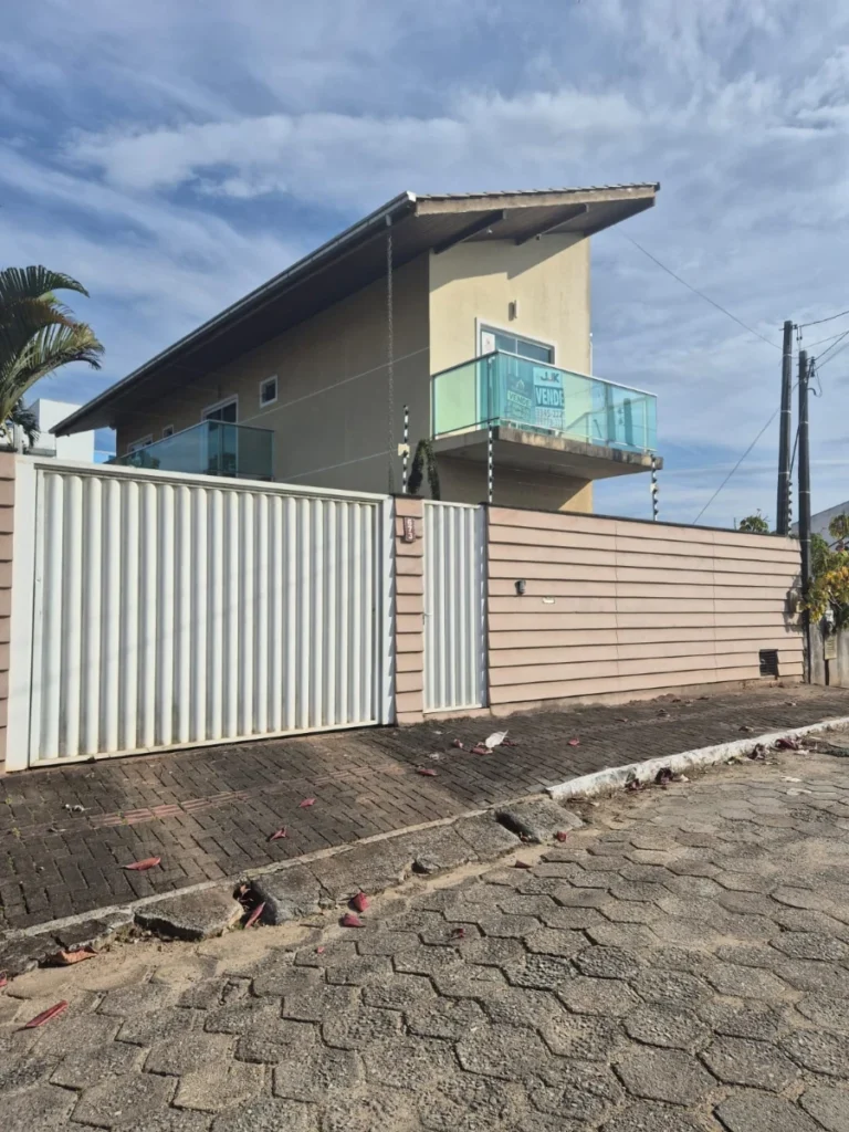 Sobrado mobiliado com amplo espaço social com 1 Suíte + 2 dormitórios a 850m do mar no Itacolomi em Balneário Piçarras – SC