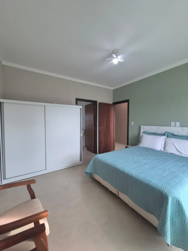 Sobrado mobiliado com amplo espaço social com 1 Suíte + 2 dormitórios a 850m do mar no Itacolomi em Balneário Piçarras – SC