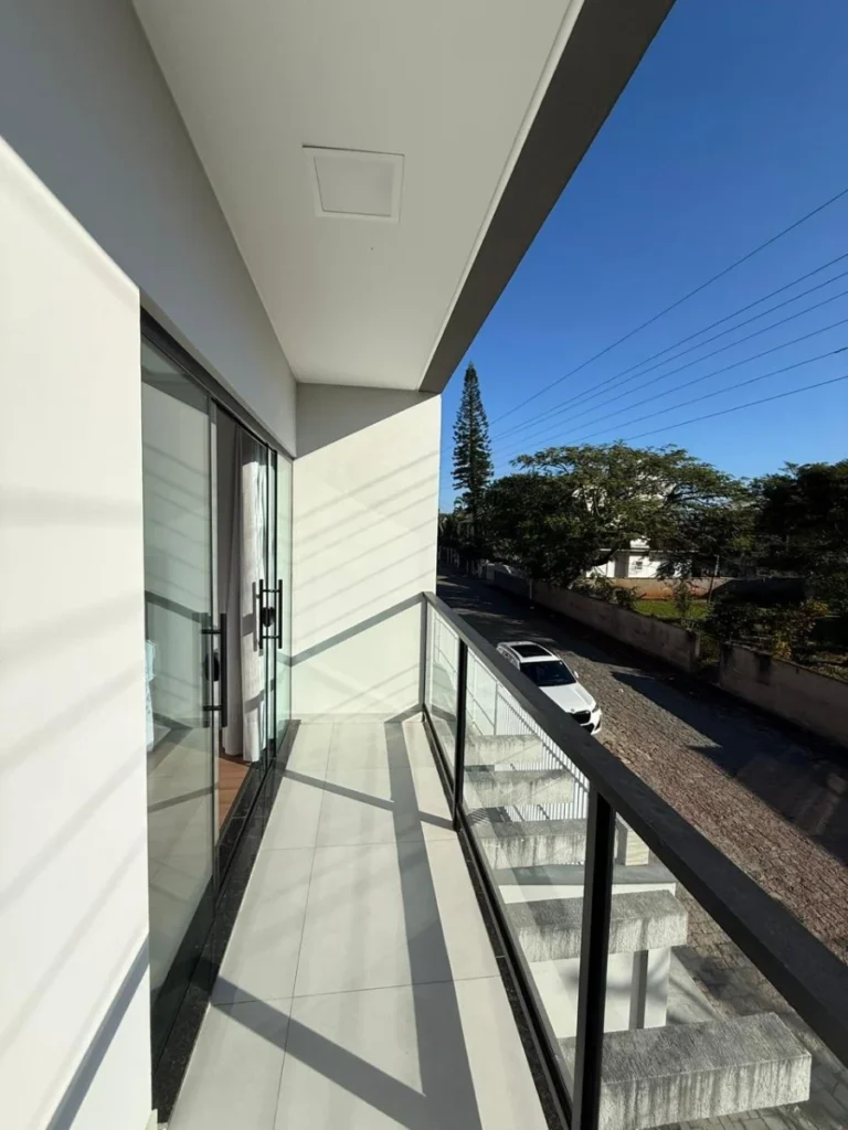 Sobrado Mobiliado com 1 suíte + 2 dormitórios á 150 metros do mar em Armação – Penha – SC – Residencial Maresias