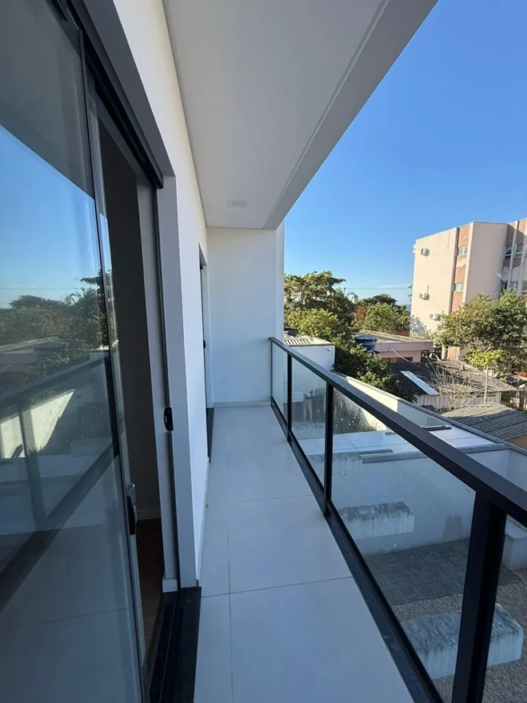 Sobrado Mobiliado com 1 suíte + 2 dormitórios á 150 metros do mar em Armação – Penha – SC – Residencial Maresias