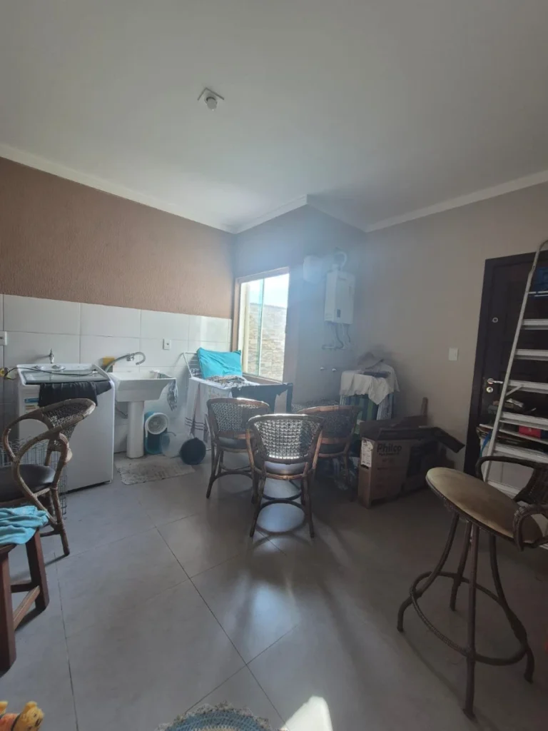 Sobrado mobiliado com amplo espaço social com 1 Suíte + 2 dormitórios a 850m do mar no Itacolomi em Balneário Piçarras – SC