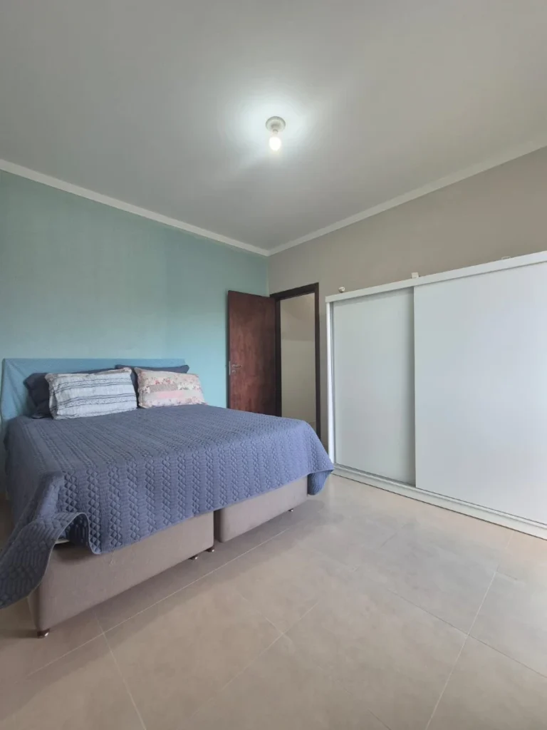 Sobrado mobiliado com amplo espaço social com 1 Suíte + 2 dormitórios a 850m do mar no Itacolomi em Balneário Piçarras – SC