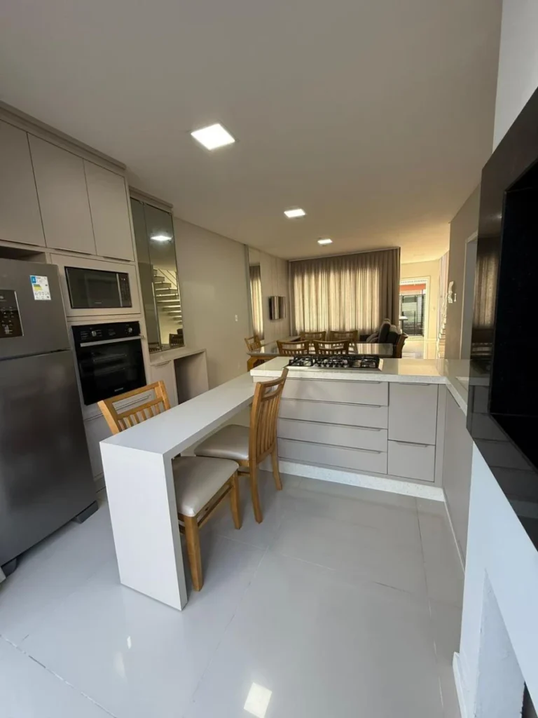 Sobrado Mobiliado com 1 suíte + 2 dormitórios á 150 metros do mar em Armação – Penha – SC – Residencial Maresias