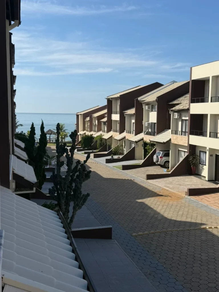 Sobrado Geminado Frente mar em Condomínio fechado com 1 suíte + 2 dormitórios em Itajuba – Barra Velha – SC – Residencial Graziela