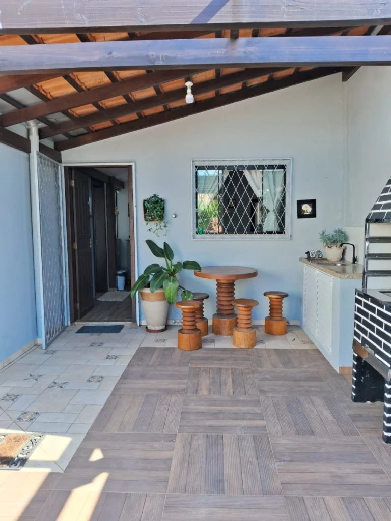 Excelente Casa Térrea Semi mobiliada a 650 metros do mar com 1 Suíte + 1 Dormitório no Itacolomi – Balneário Piçarras – SC