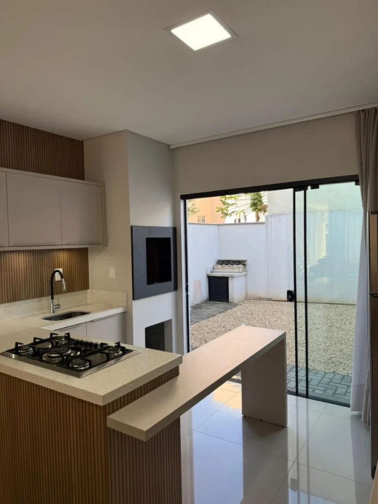 Sobrado Mobiliado com 1 suíte + 2 dormitórios á 150 metros do mar em Armação – Penha – SC – Residencial Maresias