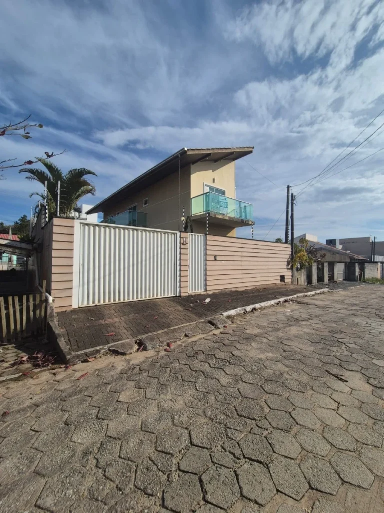 Sobrado mobiliado com amplo espaço social com 1 Suíte + 2 dormitórios a 850m do mar no Itacolomi em Balneário Piçarras – SC