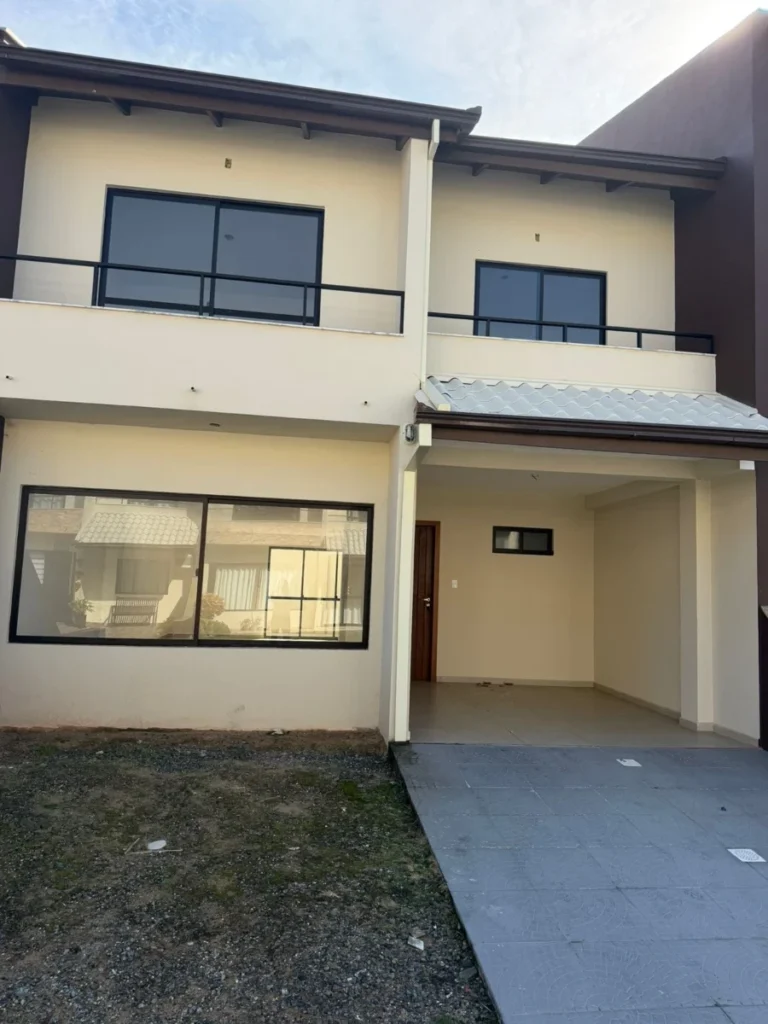 Sobrado Geminado Frente mar em Condomínio fechado com 1 suíte + 2 dormitórios em Itajuba – Barra Velha – SC – Residencial Graziela