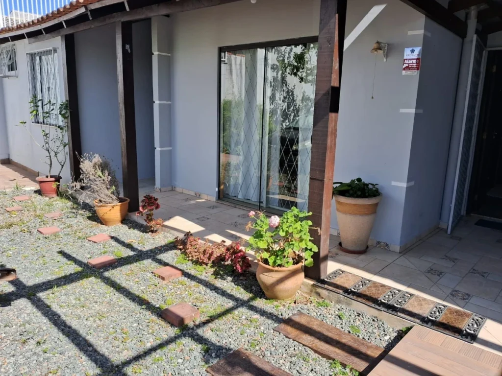 Excelente Casa Térrea Semi mobiliada a 650 metros do mar com 1 Suíte + 1 Dormitório no Itacolomi – Balneário Piçarras – SC