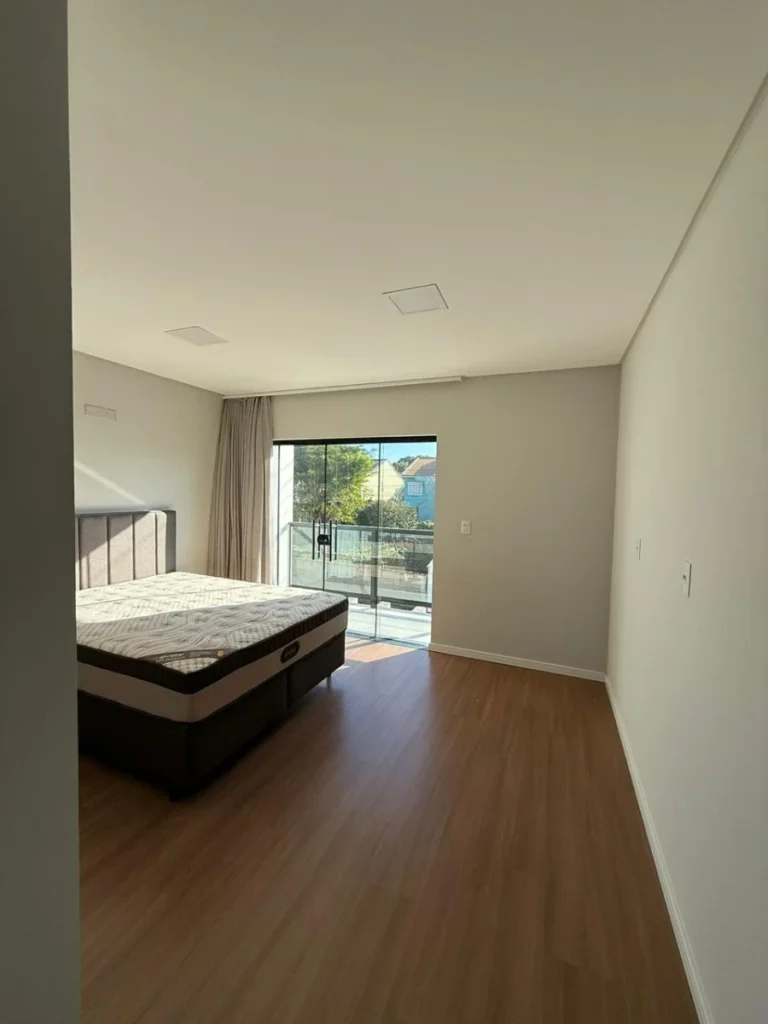 Sobrado Mobiliado com 1 suíte + 2 dormitórios á 150 metros do mar em Armação – Penha – SC – Residencial Maresias