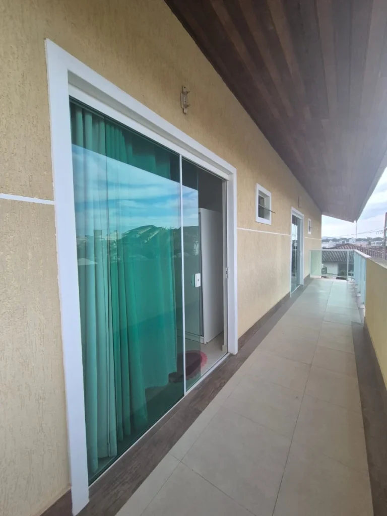 Sobrado mobiliado com amplo espaço social com 1 Suíte + 2 dormitórios a 850m do mar no Itacolomi em Balneário Piçarras – SC