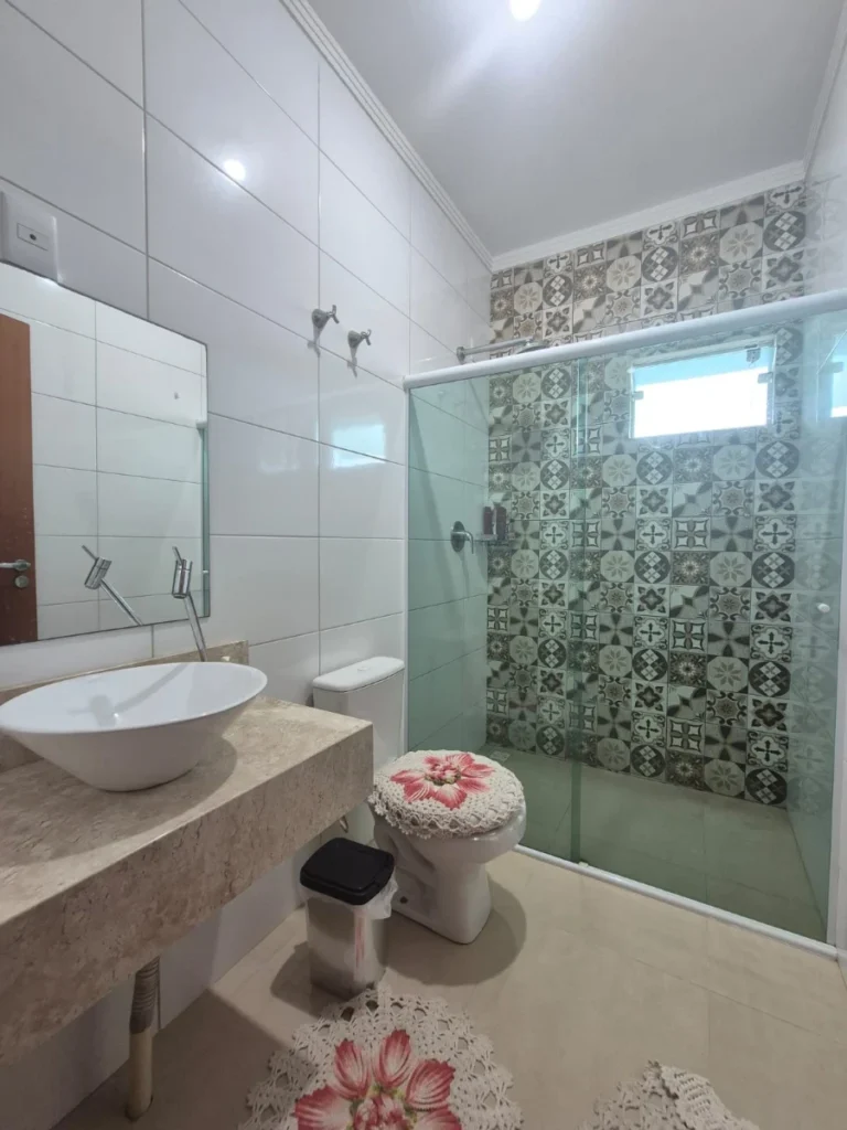 Sobrado mobiliado com amplo espaço social com 1 Suíte + 2 dormitórios a 850m do mar no Itacolomi em Balneário Piçarras – SC