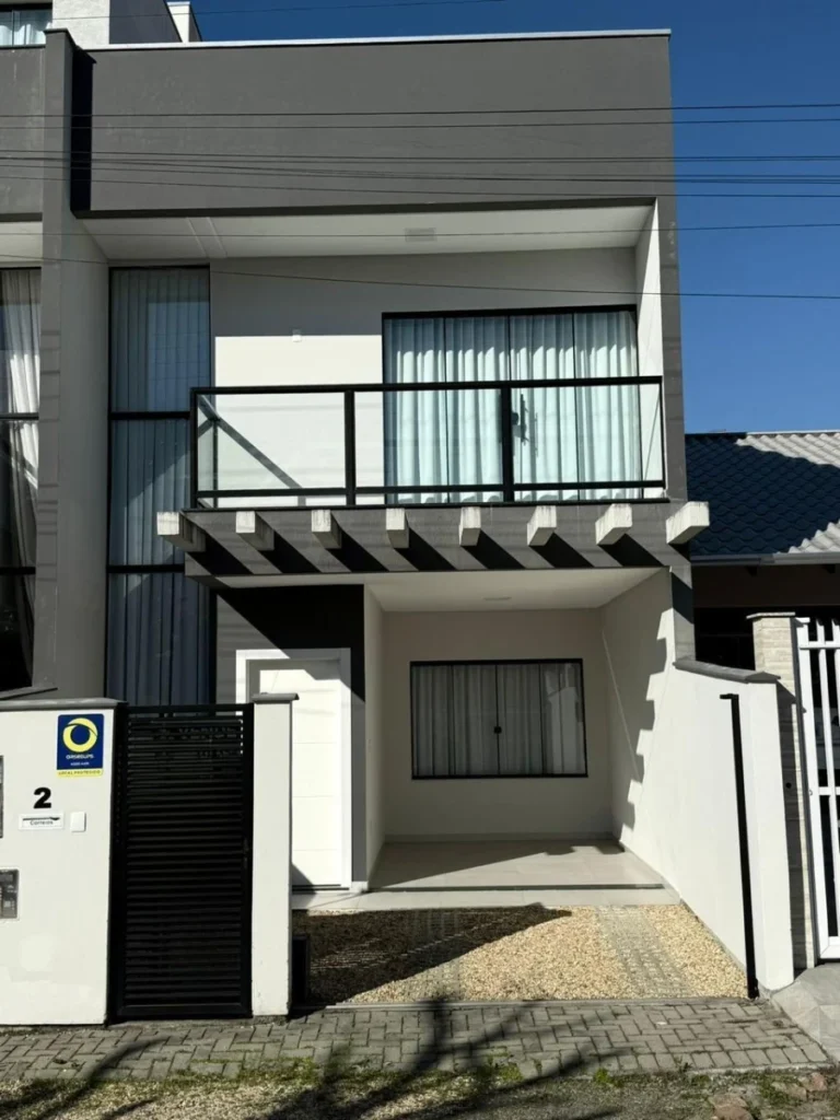 Sobrado Mobiliado com 1 suíte + 2 dormitórios á 150 metros do mar em Armação – Penha – SC – Residencial Maresias