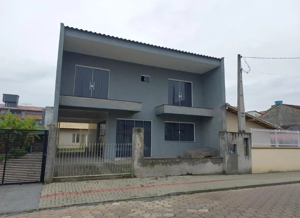 Casa Sozinha no terreno toda Mobiliada com 3 suítes +1 dormitório á 500 metros do mar – Centro – Penha – SC