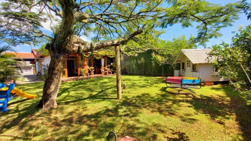 Casa Sozinha no terreno Mobiliada com 1 suíte + 3 dormitórios á 250 metros do mar – Centro – Penha – SC