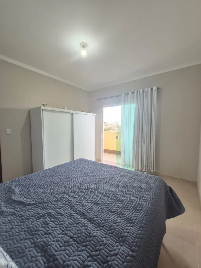 Sobrado mobiliado com amplo espaço social com 1 Suíte + 2 dormitórios a 850m do mar no Itacolomi em Balneário Piçarras – SC