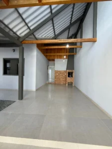 Casa com 1 suíte + 2 dormitórios á 650 metros do mar em Armação – Penha – SC