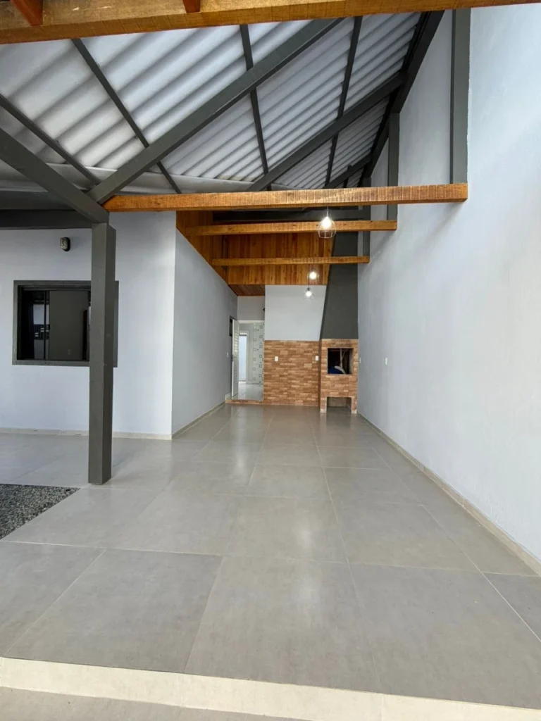 Casa com 1 suíte + 2 dormitórios á 650 metros do mar em Armação – Penha – SC