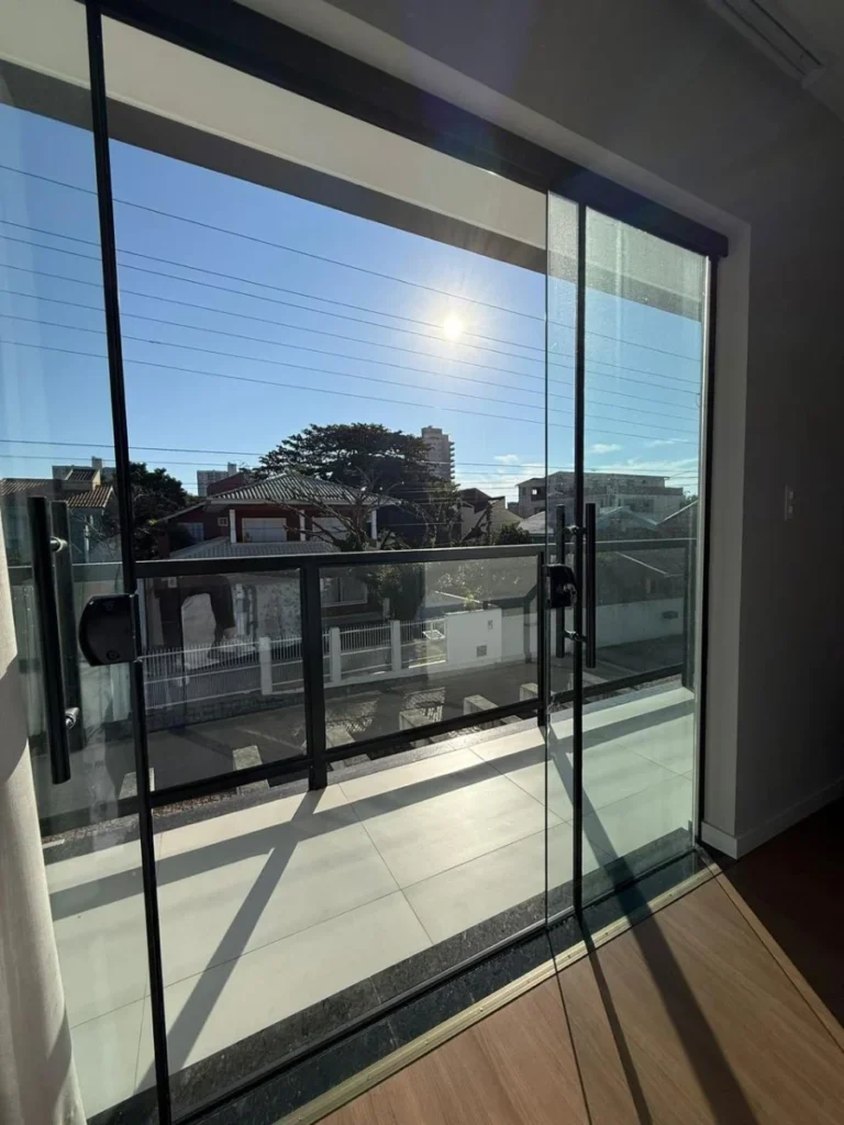 Sobrado Mobiliado com 1 suíte + 2 dormitórios á 150 metros do mar em Armação – Penha – SC – Residencial Maresias
