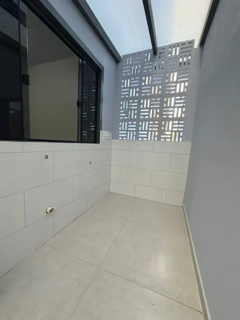 Casa com 1 suíte + 2 dormitórios á 650 metros do mar em Armação – Penha – SC