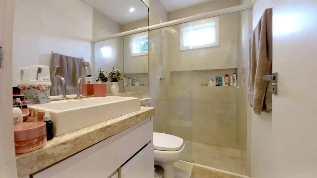 Casa Sozinha no terreno Mobiliada com 1 suíte + 3 dormitórios á 250 metros do mar – Centro – Penha – SC
