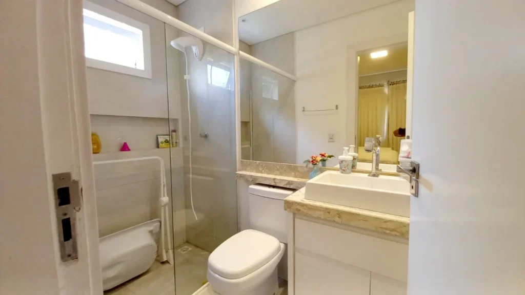 Casa Sozinha no terreno Mobiliada com 1 suíte + 3 dormitórios á 250 metros do mar – Centro – Penha – SC