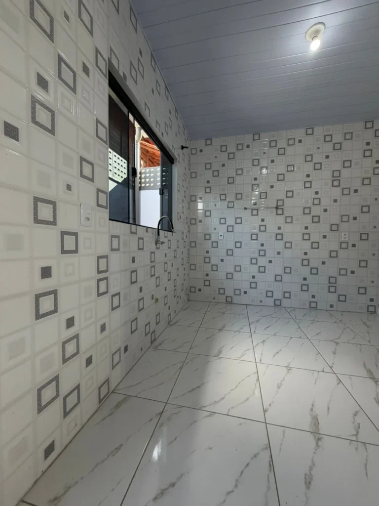 Casa com 1 suíte + 2 dormitórios á 650 metros do mar em Armação – Penha – SC
