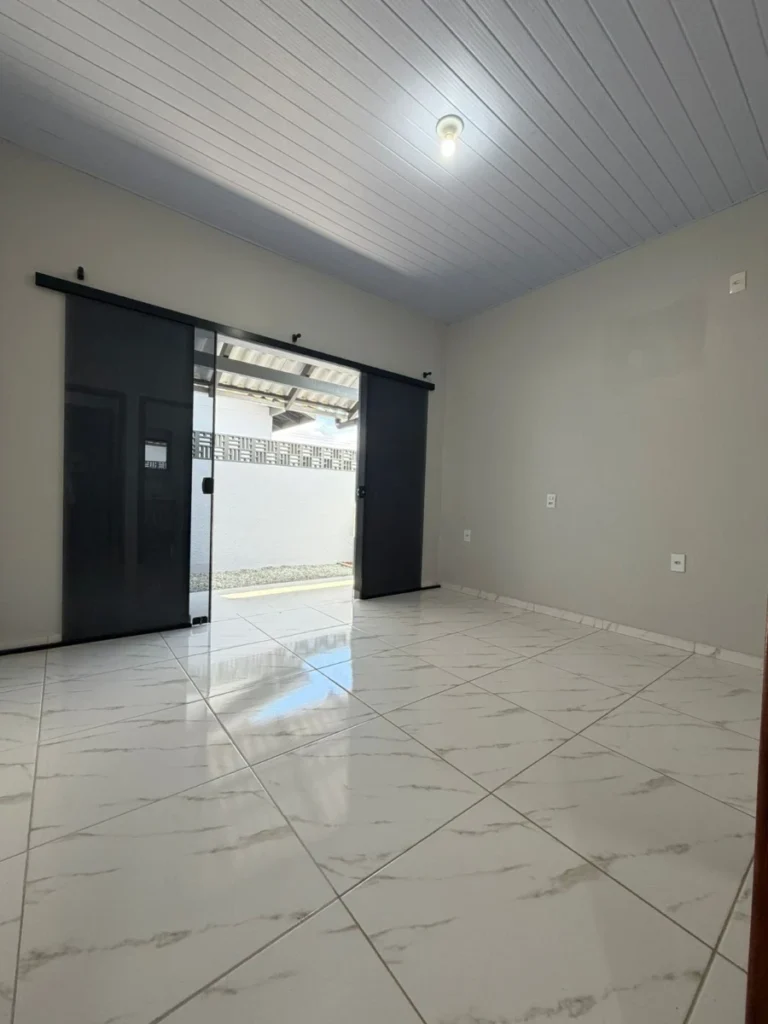 Casa com 1 suíte + 2 dormitórios á 650 metros do mar em Armação – Penha – SC