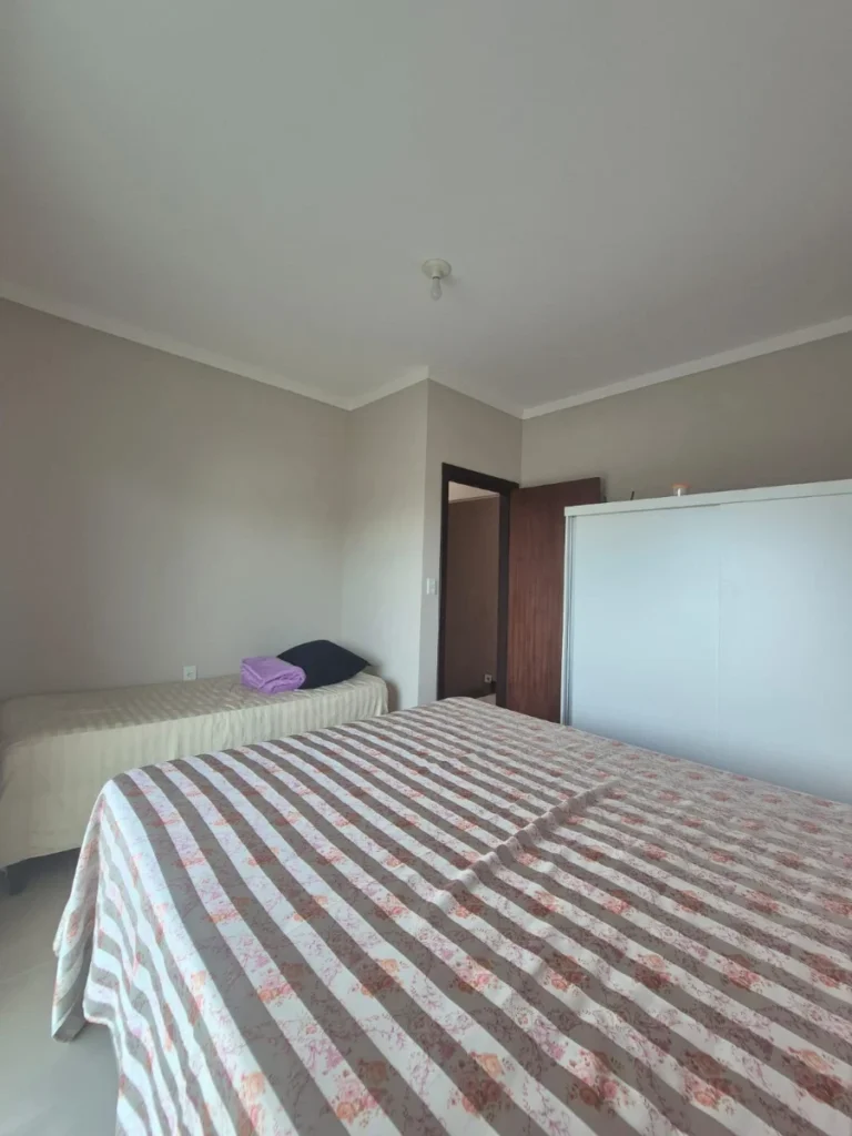 Sobrado mobiliado com amplo espaço social com 1 Suíte + 2 dormitórios a 850m do mar no Itacolomi em Balneário Piçarras – SC