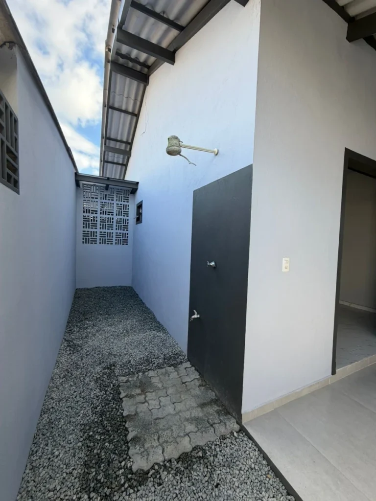 Casa com 1 suíte + 2 dormitórios á 650 metros do mar em Armação – Penha – SC