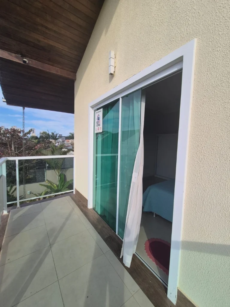 Sobrado mobiliado com amplo espaço social com 1 Suíte + 2 dormitórios a 850m do mar no Itacolomi em Balneário Piçarras – SC