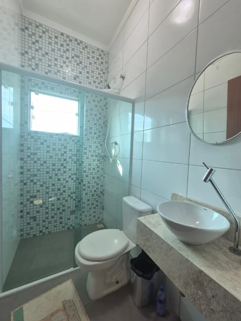 Sobrado mobiliado com amplo espaço social com 1 Suíte + 2 dormitórios a 850m do mar no Itacolomi em Balneário Piçarras – SC