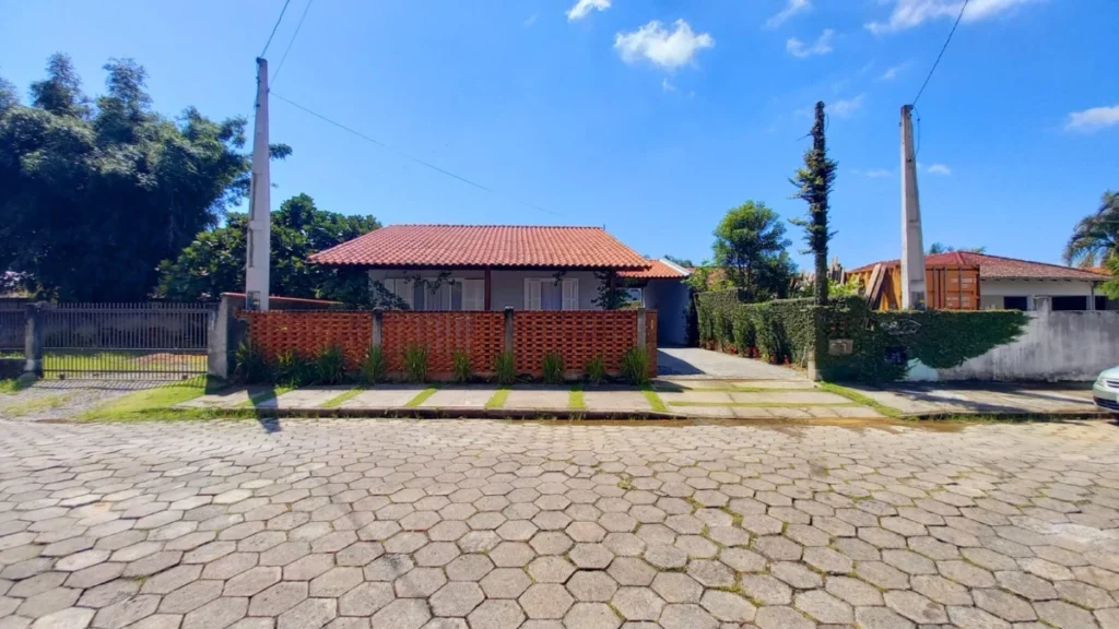 Casa Sozinha no terreno Mobiliada com 1 suíte + 3 dormitórios á 250 metros do mar – Centro – Penha – SC