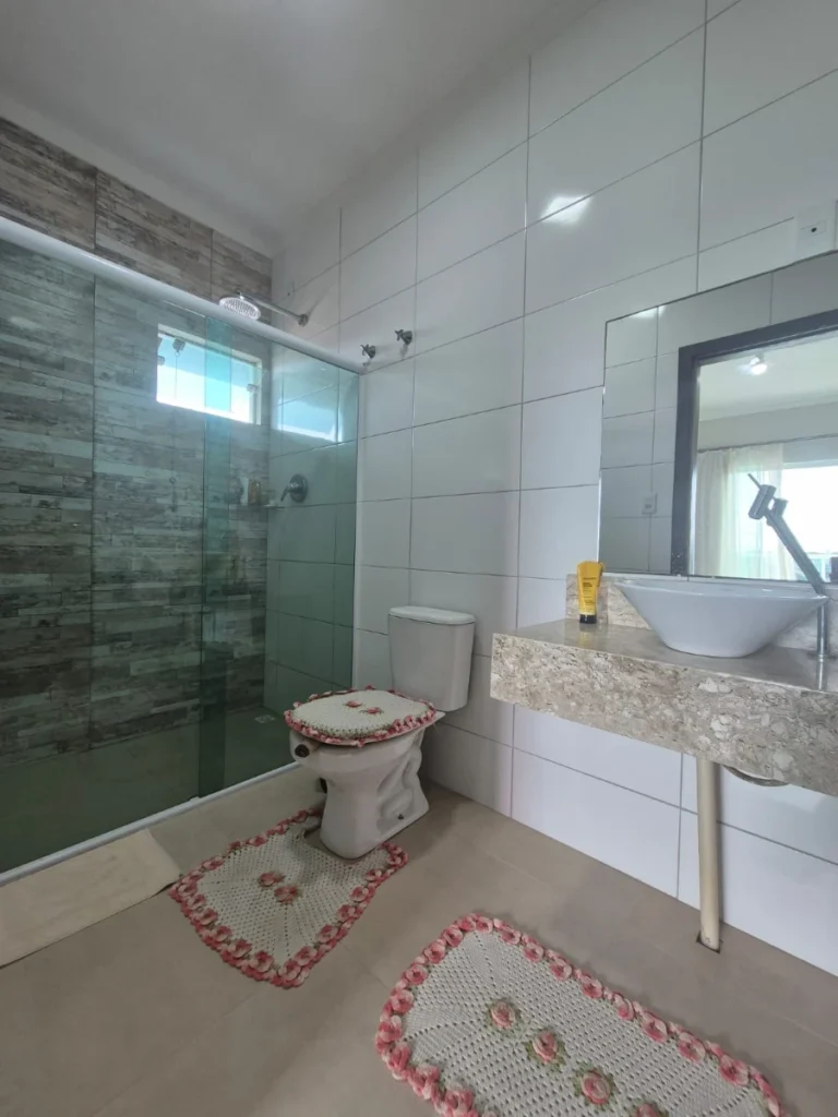 Sobrado mobiliado com amplo espaço social com 1 Suíte + 2 dormitórios a 850m do mar no Itacolomi em Balneário Piçarras – SC