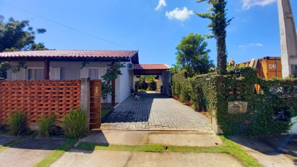 Casa Sozinha no terreno Mobiliada com 1 suíte + 3 dormitórios á 250 metros do mar – Centro – Penha – SC