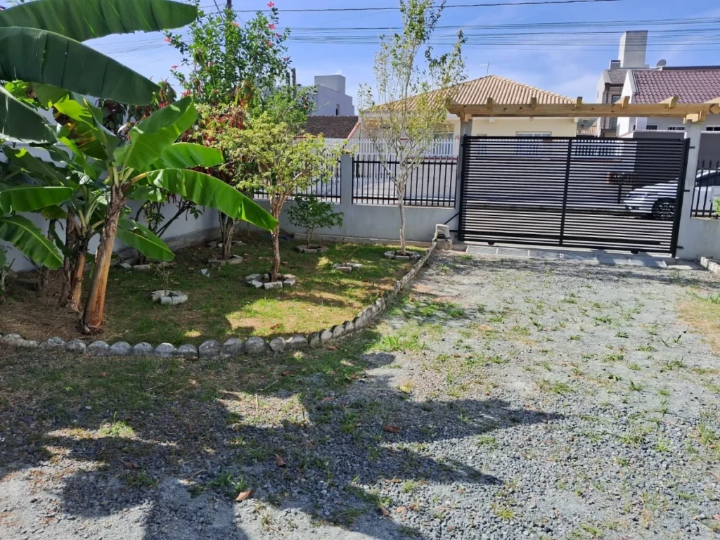 Excelente Casa Térrea Semi mobiliada a 650 metros do mar com 1 Suíte + 1 Dormitório no Itacolomi – Balneário Piçarras – SC