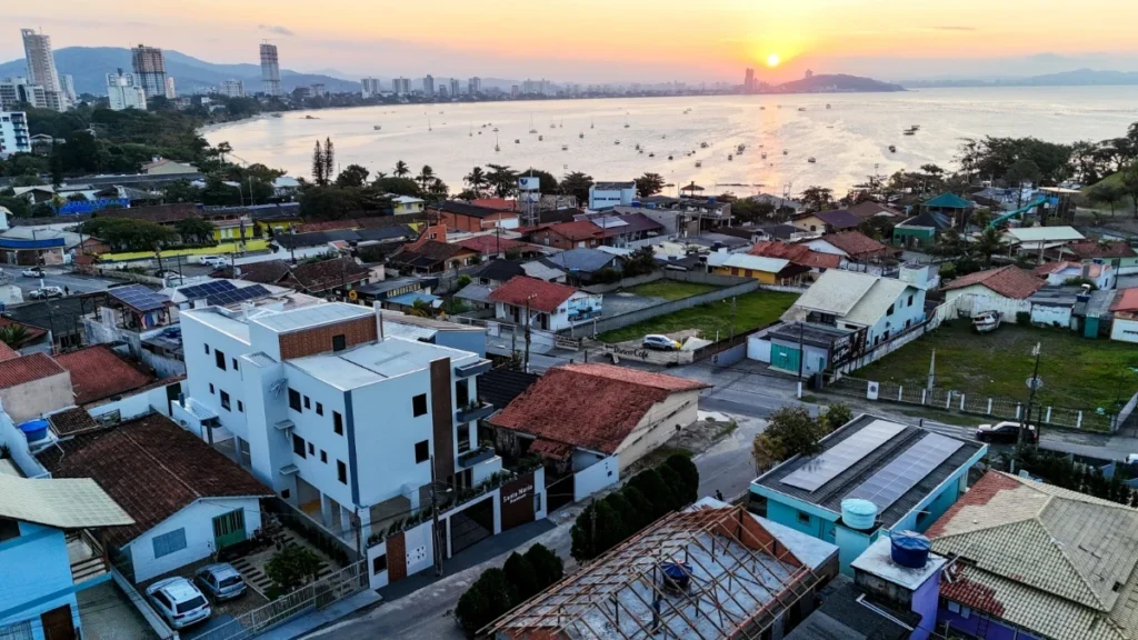 Apartamento com 1 suíte + 2 dormitórios à 250 metros do mar – Armação Penha – SC – Residencial Santa Maria